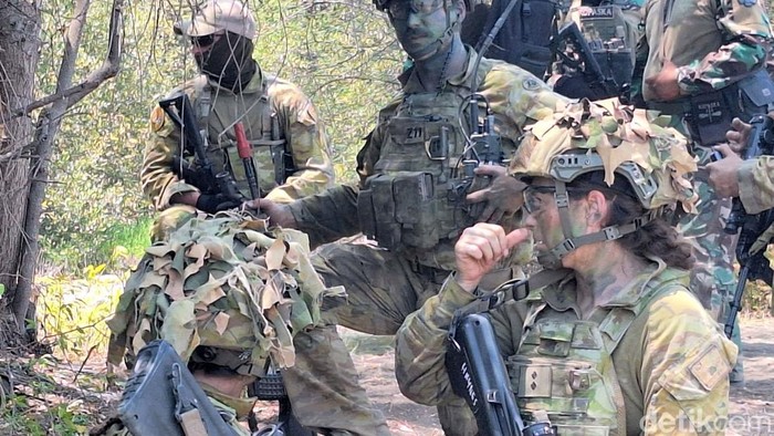 TNI dan Angkatan Pertahanan Australia mendarat di Pantai Banongan Situbondo TNI dan Angkatan Pertahanan Australia mendarat di Pantai Banongan Situbondo