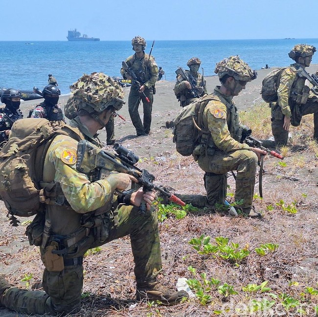 TNI dan Angkatan Pertahanan Australia Mendarat di Pantai Banongan Situbondo