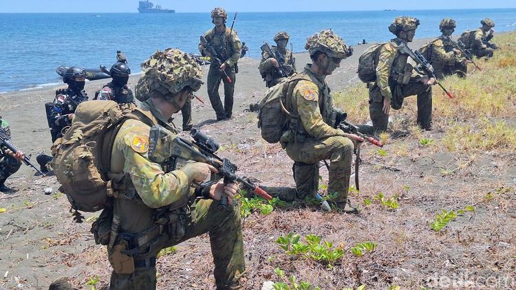 TNI dan Angkatan Pertahanan Australia Mendarat di Pantai Banongan Situbondo
