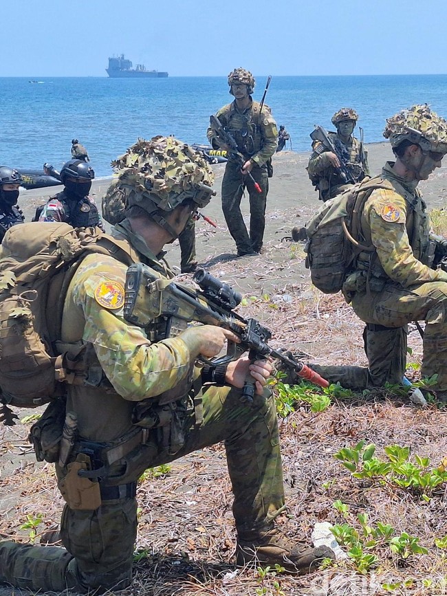 TNI dan Angkatan Pertahanan Australia Mendarat di Pantai Banongan Situbondo
