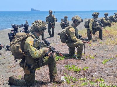TNI dan Angkatan Pertahanan Australia mendarat di Pantai Banongan Situbondo