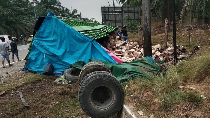 Truk bermuatan minyak goreng terguling di Jalan Trans Sulawesi, Kabupaten Mamuju Tengah (Mateng), Sulawesi Barat (Sulbar).
