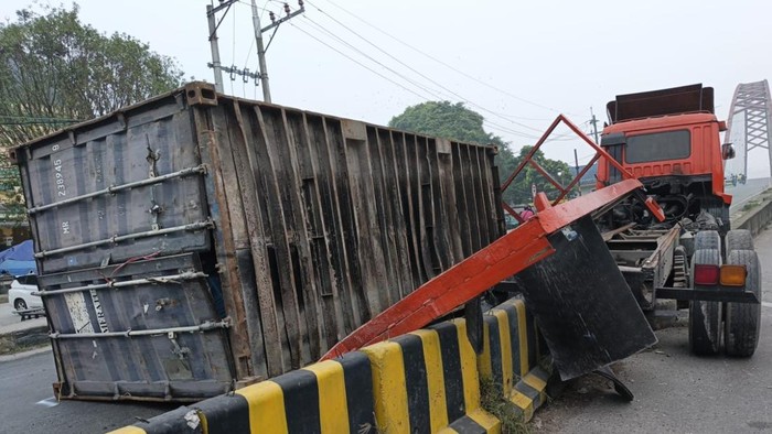 Peti kemas truk kontainer terbalik usai gagal menanjak di Jembatan Wampu.