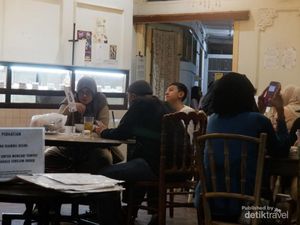 Ada Kedai Roti di Bandung yang Ramainya Nggak Kenal Jam