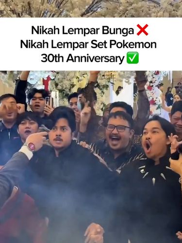 Viral video pengantin pria melempar set kartu Pokemon saat nikahan. Suasana resepsi langsung riuh karena para tamu undangan heboh saling berebut hadiah tersebut. Viral video pengantin pria melempar set kartu Pokemon saat nikahan. Suasana resepsi langsung riuh karena para tamu undangan heboh saling berebut hadiah tersebut.