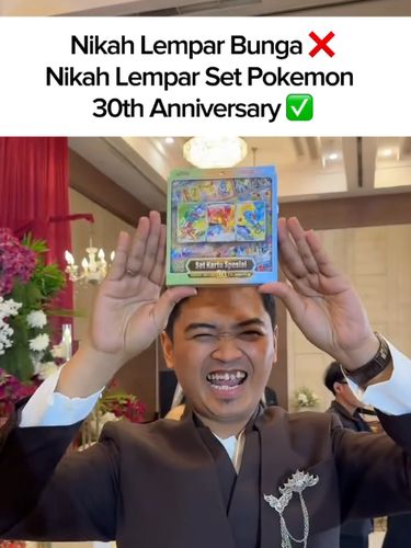 Viral video pengantin pria melempar set kartu Pokemon saat nikahan. Suasana resepsi langsung riuh karena para tamu undangan heboh saling berebut hadiah tersebut. Viral video pengantin pria melempar set kartu Pokemon saat nikahan. Suasana resepsi langsung riuh karena para tamu undangan heboh saling berebut hadiah tersebut.