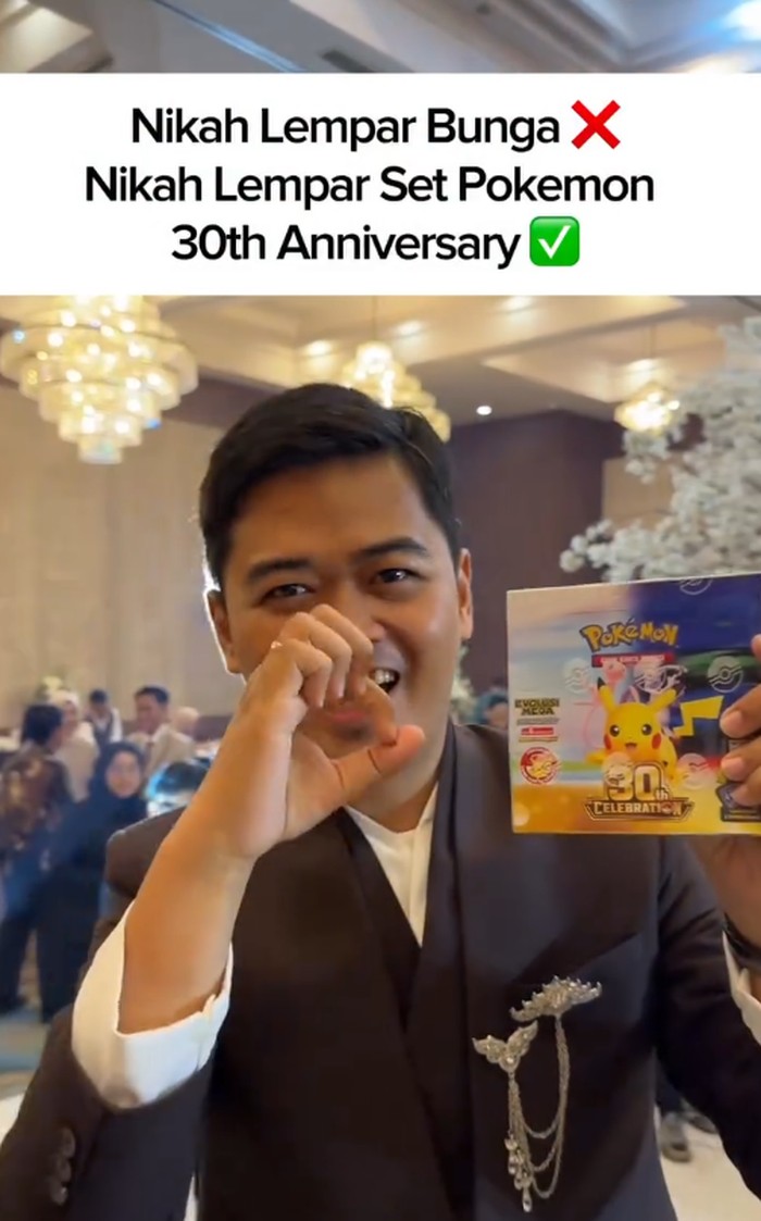 Viral video pengantin pria melempar set kartu Pokemon saat nikahan. Suasana resepsi langsung riuh karena para tamu undangan heboh saling berebut hadiah tersebut.