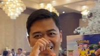 Bukan Bunga, Viral Pengantin Lempar Set Kartu Pokemon Langka Bikin Rebutan