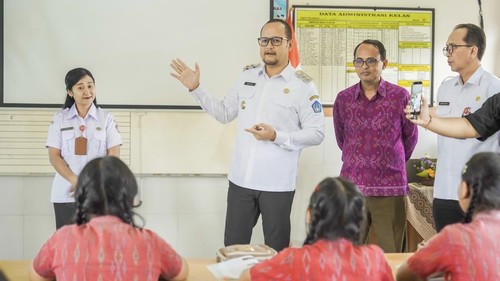 Wabup Badung Bagus Alit Sucipta meninjau hasil program revitalisasi satuan pendidikan dan pemanfaatan papan interaktifdigital di SDN 3 Abiansemal, Badung, Bali, Rabu (14/10/2026). (Foto: Pemkab Badung)