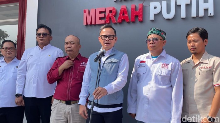 Wakil Menteri Dalam Negeri (Wamendagri) Bima Arya saat wawancara bersama awak media di Desa Cangkuang Weta, Kabupaten Bandung, Kamis (15/10/2026).