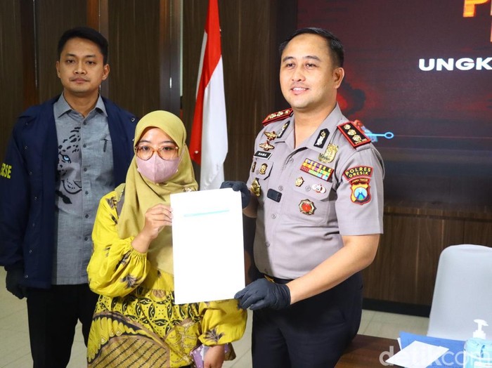 Wanita Gresik mendapatkan kembali uangnya yang sempat diperas DC ilegal