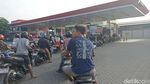 Warga Blitar Antre Panjang untuk Mendapatkan Pertalite