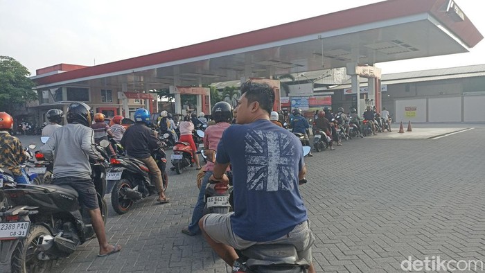 Warga Blitar Antre Panjang untuk Mendapatkan Pertalite