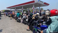 Kepala SPBU Garum, Yulianto mengakui adanya antrean panjang pengendara yang akan mengisi BBM. Antrean terjadi pada pengendara motor dan mobil. Ia turut menerapkan pembatasan, dengan tujuan agar pembelian merata kepada pengendara.
