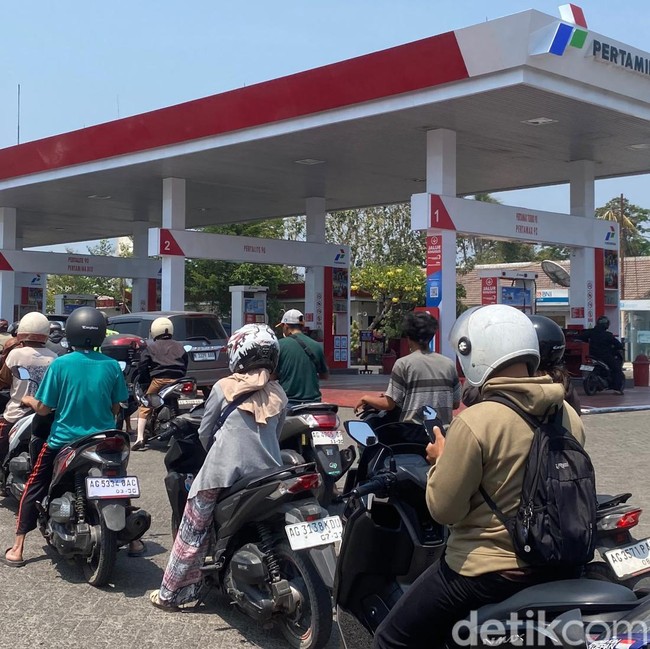 Warga Blitar Antre Panjang untuk Mendapatkan Pertalite