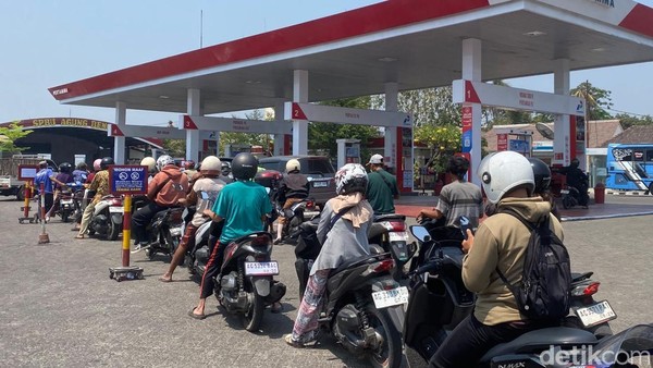 Warga Blitar Antre Panjang untuk Mendapatkan Pertalite