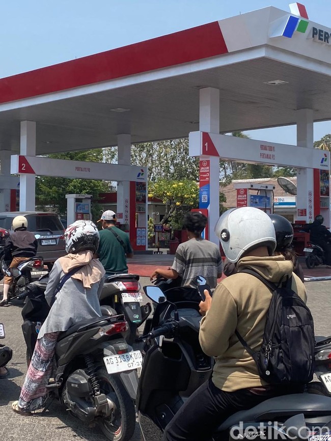 Warga Blitar Antre Panjang untuk Mendapatkan Pertalite