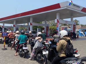 Warga Blitar Antre Panjang untuk Mendapatkan Pertalite
