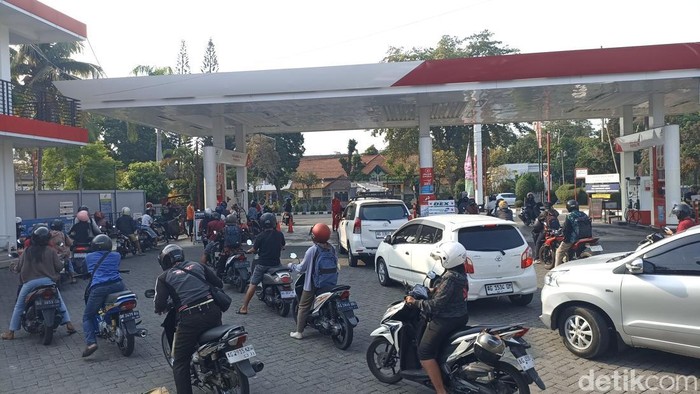 Warga Blitar Antre Panjang untuk Mendapatkan Pertalite