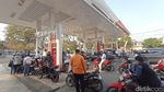 Warga Blitar Antre Panjang untuk Mendapatkan Pertalite