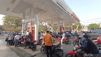 Seperti halnya di SPBU Garum, tampak antrean pengendara motor mengular panjang.