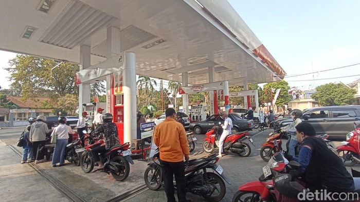 Warga Blitar Antre Panjang untuk Mendapatkan Pertalite