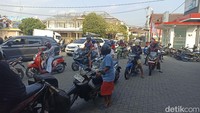 Salah seorang pengendara, Anisa mengaku memilih ikut mengantre karena kehabisan BBM. Ia menyebut antrean panjang terjadi di sejumlah SPBU.