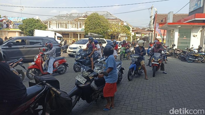 Warga Blitar Antre Panjang untuk Mendapatkan Pertalite Warga Blitar Antre Panjang untuk Mendapatkan Pertalite