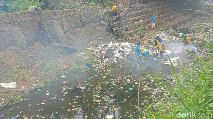 Warga dan petugas membersihkan sampah di Sungai Ciloseh Tasikmalaya.