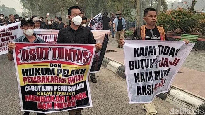 Warga menggelar aksi terkait karhutla di Bundaran Pancasila Pangkalan Bun, Kamis (15/10/2026).