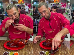 Wow! Atlet UFC Lahap Seekor Bebek Panggang Pakai Tangan Kosong