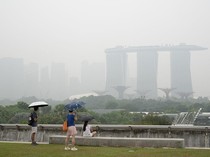 Warga Singapura Antre Masker Gratis, Udara Buruk Imbas Karhutla RI