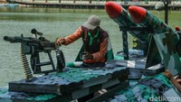 Petugas Dinas Lingkungan Hidup (DLH) Pasar Rebo merakit kapal dari sampah botol plastik di Danau Sunter Selatan, Jakarta, Jumat (16/10/2026). 