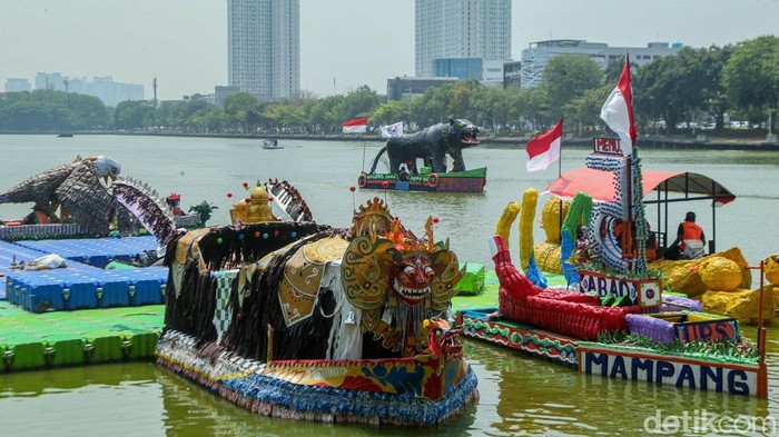 Petugas Dinas Lingkungan Hidup (DLH) Pasar Rebo Andri (50) menyelesaikan pembuatan kapal dari bahan sampah plastik di Danau Sunter Selatan, Jakarta, Rabu (16/10/2026). Sebanyak 43 kapal berbahan dasar botol sampah plastik dimodifikasi untuk gelaran Festival Cinta Lingkungan pada Minggu (18/10/2026).