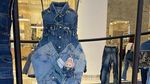 Keren! Ivan Gunawan Sulap Denim Thrifting di Pasar Senen Jadi Gaun Agnez Mo