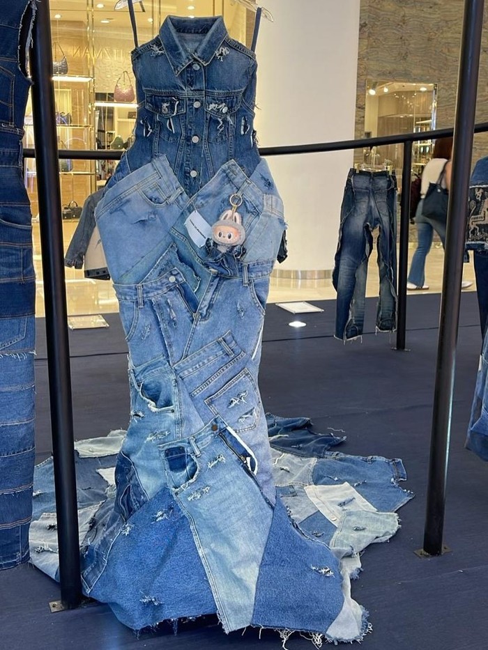 Agnez Mo bergaun denim