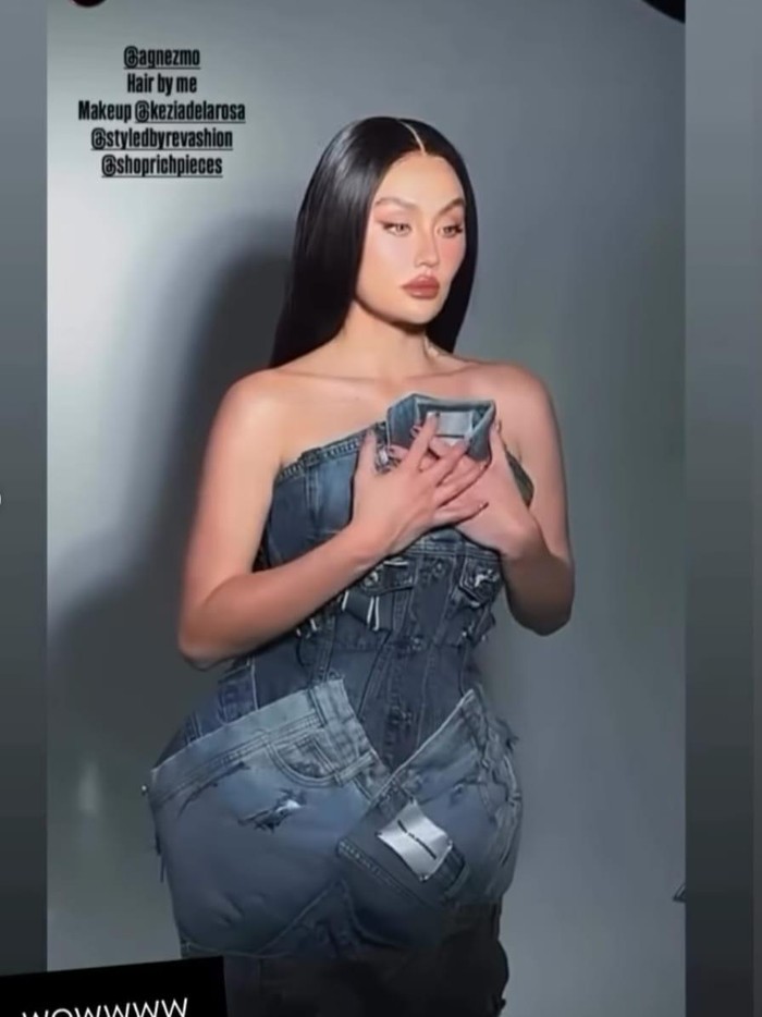 Agnez Mo bergaun denim
