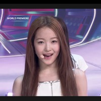 Netizen semakin heboh lantaran Aijing dinilai mirip solois ikonik SM Entertainment, BoA yang juga debut di usia 13 tahun. Keduanya sama-sama memiliki rambut coklat panjang, visual yang tajam, dan dance yang enerjik. Foto: dok. A2O Entertainment