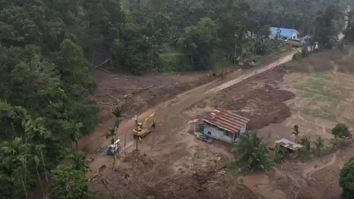 Alat berat dikerahkan di batas Sumbar-Jambi.