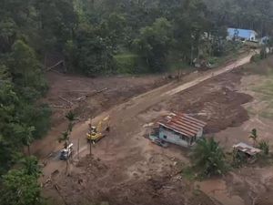 13 Alat Berat Dikerahkan Percepat Penanganan Longsor di Ruas Tapan-Batas Jambi