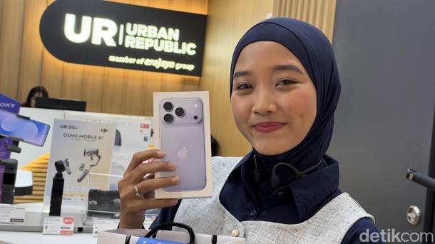 Pembeli Pertama iPhone 18 Pro Max di UR, Pilih Biru Ketimbang Burgundy