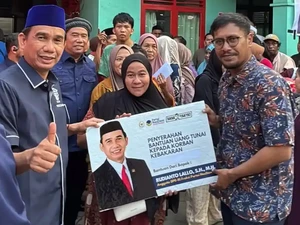 Rudianto Lallo Beri Bantuan untuk Korban Kebakaran di Tallo Makassar