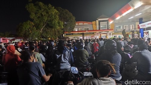 Antrean panjang di SPBU Anturan, Singaraja, Jumat (16/10/2026) pagi.