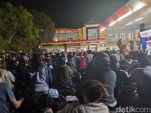 Cerita Warga Singaraja Nginap di SPBU demi Dapat BBM