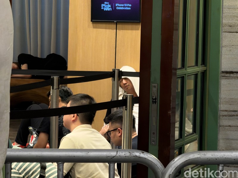 Ratusan Apple Fanboy rela antre dari pagi demi menyambut iPhone 18 Pro dan 18 Pro Max yang digelar iBox di Royal Glass House Park Hyatt, Jakarta, Jumat (16/10/2026). Mereka rela datang sejak pukul 04.00 WIB demi mendapatkan hadiah menarik di antaranya MacBook Neo.
