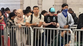 Mereka rela datang sejak pukul 04.00 WIB demi mendapatkan hadiah menarik di antaranya MacBook Neo. Foto: Adi Fida Rahman/detikINET