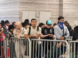 Antrean Mengular Penjualan Perdana iPhone 18 Pro Max di Jakarta