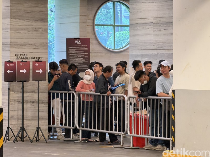 Ratusan Apple Fanboy rela antre dari pagi demi menyambut iPhone 18 Pro dan 18 Pro Max yang digelar iBox di Royal Glass House Park Hyatt, Jakarta, Jumat (16/10/2026). Mereka rela datang sejak pukul 04.00 WIB demi mendapatkan hadiah menarik di antaranya MacBook Neo.