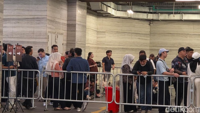 Ratusan Apple Fanboy rela antre dari pagi demi menyambut iPhone 18 Pro dan 18 Pro Max yang digelar iBox di Royal Glass House Park Hyatt, Jakarta, Jumat (16/10/2026). Mereka rela datang sejak pukul 04.00 WIB demi mendapatkan hadiah menarik di antaranya MacBook Neo.