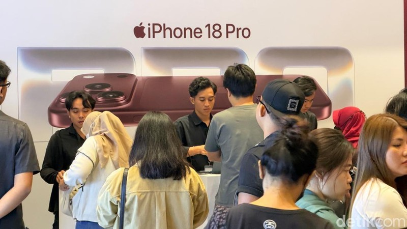 Ratusan Apple Fanboy rela antre dari pagi demi menyambut iPhone 18 Pro dan 18 Pro Max yang digelar iBox di Royal Glass House Park Hyatt, Jakarta, Jumat (16/10/2026). Mereka rela datang sejak pukul 04.00 WIB demi mendapatkan hadiah menarik di antaranya MacBook Neo.